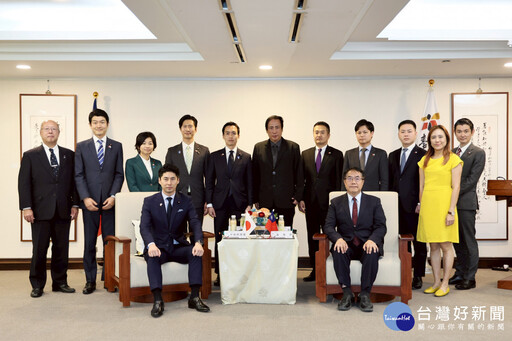 日本自民黨青年局長中曾根康隆拜會 黃偉哲致贈「越光米」見證台日情誼