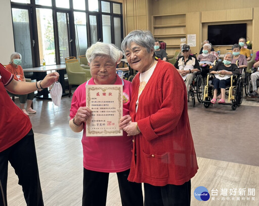 慈愛據點用不老行動照亮社區 八旬嬤獻唱〈望春風〉感動長照住民
