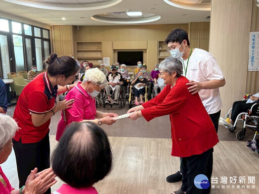 慈愛據點用不老行動照亮社區 八旬嬤獻唱〈望春風〉感動長照住民