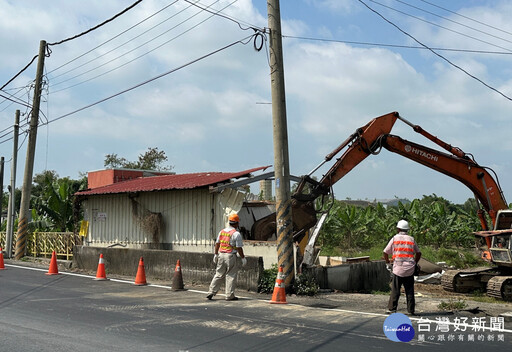 確保行車安全 嘉義縣拆除嘉175縣拓寬工程違建