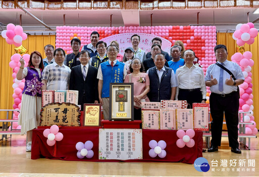 歡慶母親節 板橋區公所表揚44位模範母親