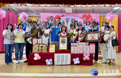 歡慶母親節 板橋區公所表揚44位模範母親