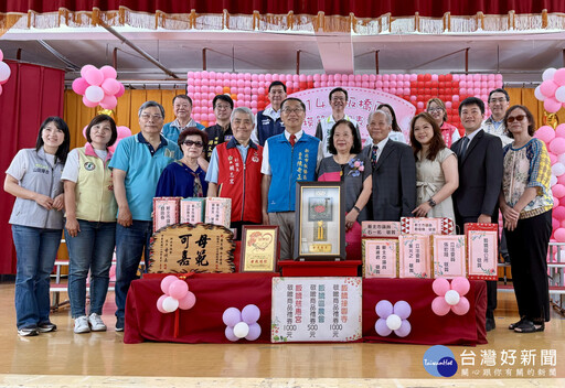 歡慶母親節 板橋區公所表揚44位模範母親