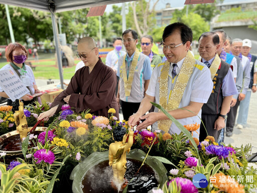 國際佛誕文化節 劉和然佛光山板橋講堂贈匾「弘法利生」