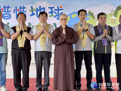 國際佛誕文化節 劉和然佛光山板橋講堂贈匾「弘法利生」
