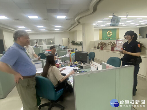 楊梅警赴銀行櫃檯宣導阻詐技巧 守護市民財產安全