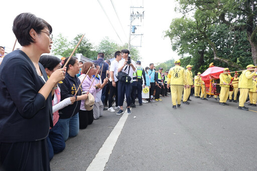 白沙屯媽祖聖駕經南投 許淑華跪迎鑾駕祈願