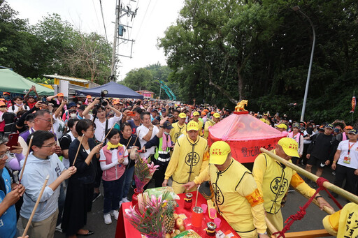 白沙屯媽祖聖駕經南投 許淑華跪迎鑾駕祈願