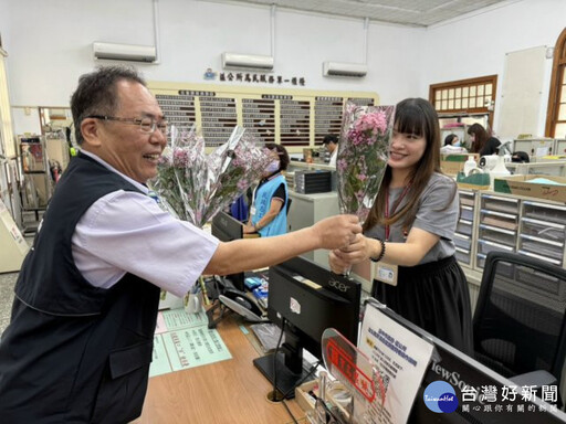 五月溫馨母親節前夕 后里區長送員工繡球石竹祝福