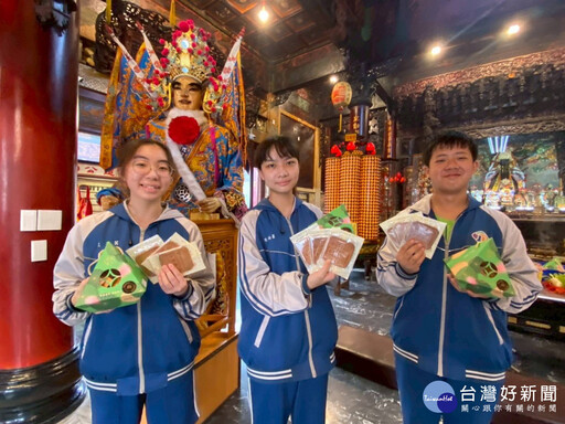 九份子國中師生代表前往海尾朝皇宮 為會考生加油祈福
