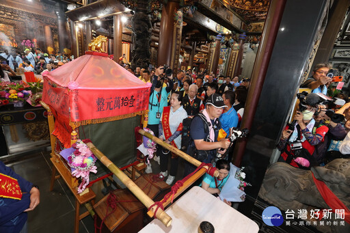 白沙屯媽祖駐駕受天宮過夜 趕早起駕許淑華獻花送駕