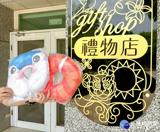 歡慶母親節 南市觀旅局展售魚頭君U型記憶枕