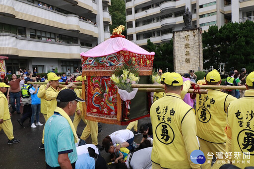 白沙屯媽祖「粉紅超跑」停駕達德商工 校長率全校師生恭迎媽祖聖駕