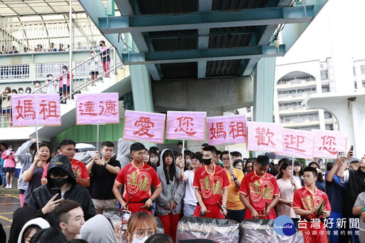 白沙屯媽祖「粉紅超跑」停駕達德商工 校長率全校師生恭迎媽祖聖駕