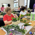 母親節前夕 日南綠色照顧站辦插花活動