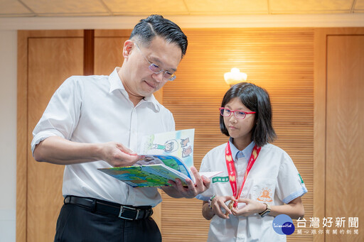 台新青少年志工菁英發光發熱 蘇俊賓手繪陽光天使逆境重生故事