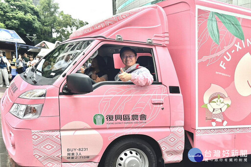 化身超級行銷大使 張善政親駕「粉紅超跑」行銷復興媽媽桃