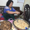 慶祝溫馨光輝五月母親節 媽媽仍忙著為兒女綁肉粽