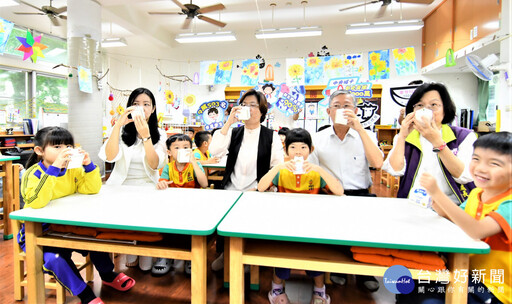 彰縣推「生生有鮮乳」 9萬多學童每週一瓶免費國產鮮乳