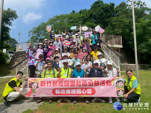 中華郵政銀髮踏青樂悠遊 長者與民眾青草湖環湖步道健行