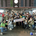聽障長輩搭高鐵樂出遊 高鐵台中站送祝福