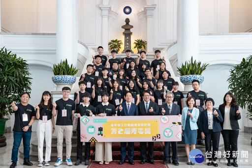 中原大學緊急醫療救護社榮獲教育部「青志獎」 總統親自接見表揚
