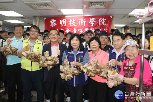 粽葉飄香賀端午 眾能協會及黎明師生包肉粽送弱勢