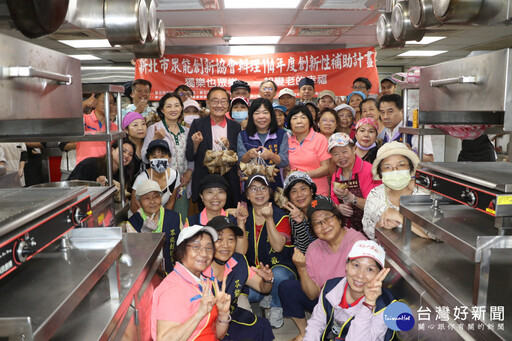 粽葉飄香賀端午 眾能協會及黎明師生包肉粽送弱勢