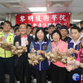 粽葉飄香賀端午 眾能協會及黎明師生包肉粽送弱勢