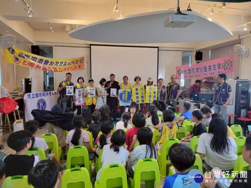 烏日警前進溪尾國小宣導識詐、交安 發古早味智力小玩具