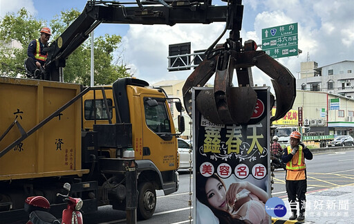 還路於民 斗六警聯手清潔隊執行清道專案