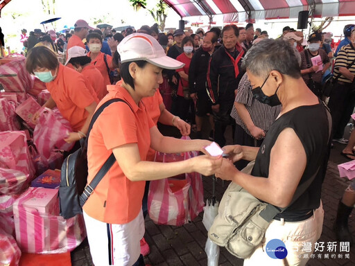 慶端午送愛心 淡水區關懷弱勢協會致贈北海岸市民關懷金、物資及獎助學金