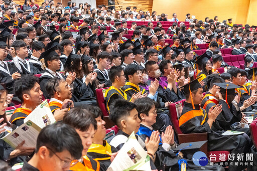 出席中央大學畢業典禮 張善政勉勵畢業生勇敢逐夢