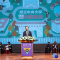出席中央大學畢業典禮 張善政勉勵畢業生勇敢逐夢