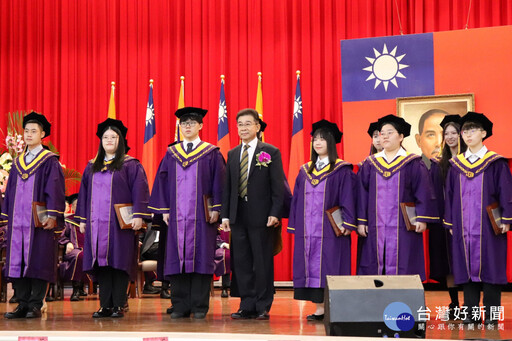 長庚大學畢業典禮 千人拋帽互道祝福