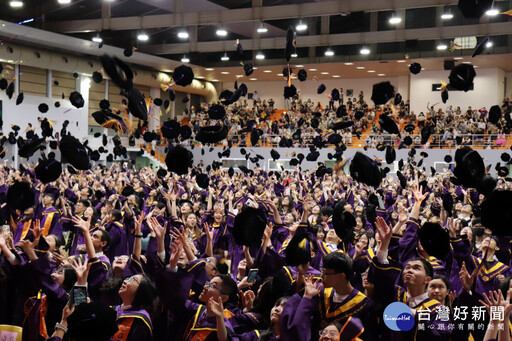 長庚大學畢業典禮 千人拋帽互道祝福