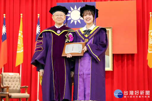 長庚大學畢業典禮 千人拋帽互道祝福