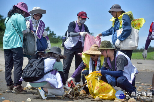 推動ESG重視海洋生態環保 桃捷新屋海濱淨灘