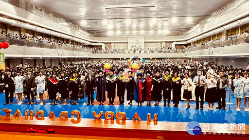 長庚科大2025畢業典禮 傑出校友返校受獎