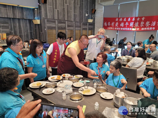 噶居寺蔣揚基金會端午送愛 邀腦麻、脊損及街友享用美食