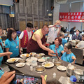 噶居寺蔣揚基金會端午送愛 邀腦麻、脊損及街友享用美食