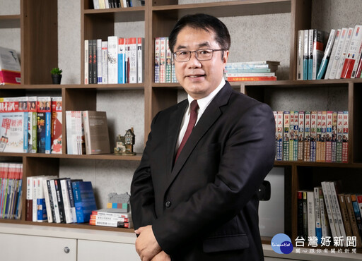 遠見縣市長施政滿意度 黃偉哲榮獲「年度最佳進步首長獎」