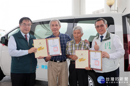 熱心市民捐贈3輛復康巴士 黃偉哲回贈感謝狀讚揚善舉