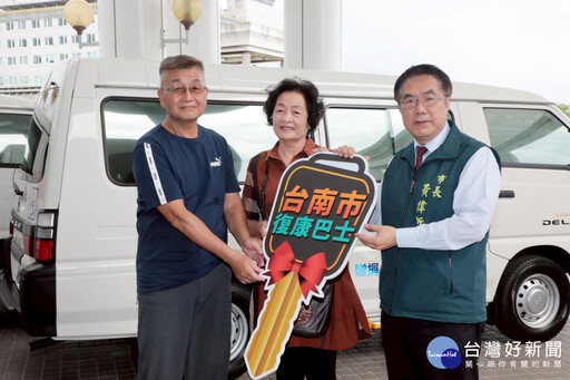 熱心市民捐贈3輛復康巴士 黃偉哲回贈感謝狀讚揚善舉