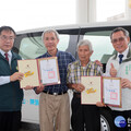熱心市民捐贈3輛復康巴士 黃偉哲回贈感謝狀讚揚善舉