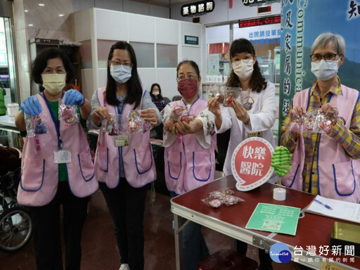 端午節將至 樂齡志工自製香包分送散播歡樂