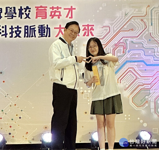 高國中市長獎受獎學生與市長合影 張善政肯定特殊優良事蹟