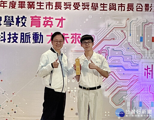 高國中市長獎受獎學生與市長合影 張善政肯定特殊優良事蹟