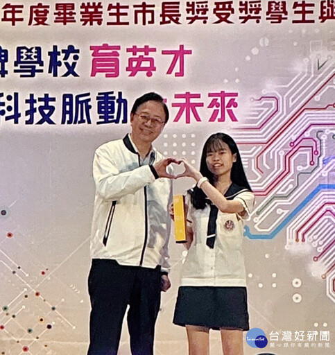 高國中市長獎受獎學生與市長合影 張善政肯定特殊優良事蹟