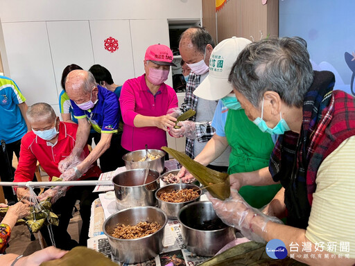 端午佳節傳遞溫情 田中秀和苑日照長輩「包粽」樂